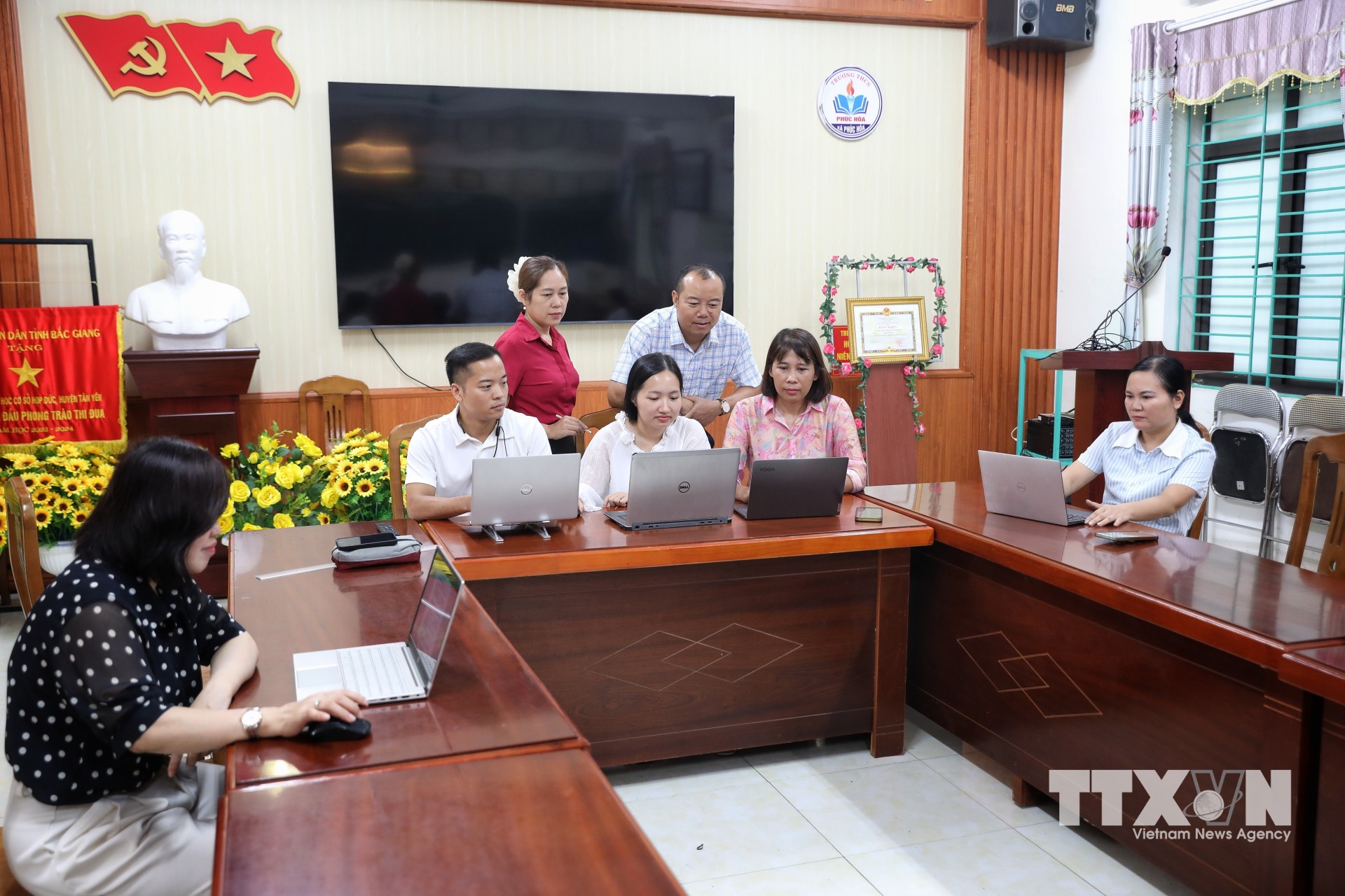 Giáo viên trường THCS Phúc Hòa chia sẻ kinh nghiệm, ứng dụng chuyển đổi số trong dạy và học. (Ảnh: Danh Lam/TTXVN)